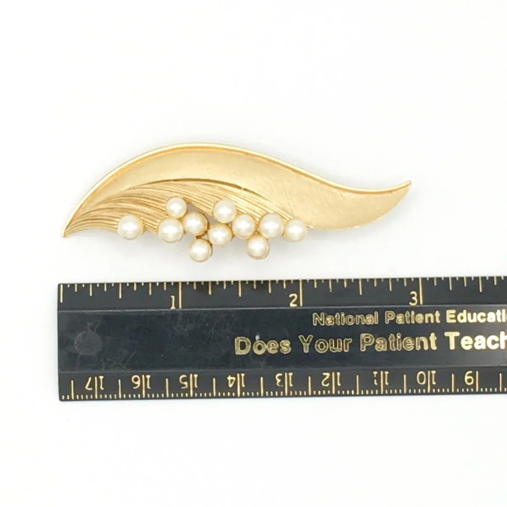 Vintage Crown Trifari Goldtone with Faux Pearls Floral Brooch Pin - Picture 9 of 11